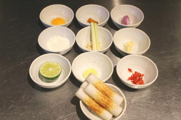 【シェフの休日ごはん】ちくわが主役!?インドネシアの激ウマバーガーの作り方とは