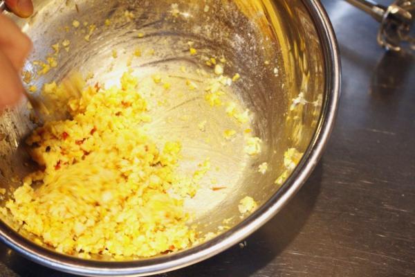 【シェフの休日ごはん】ちくわが主役!?インドネシアの激ウマバーガーの作り方とは