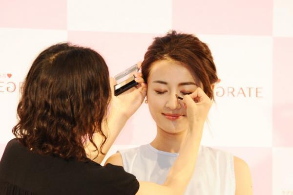 【プロの技】小顔メークは「眉」から！たった一手間でこんなに変わる・・・？