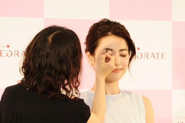 【プロの技】小顔メークは「眉」から！たった一手間でこんなに変わる・・・？