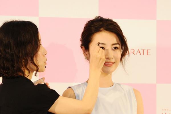 【プロの技】小顔メークは「眉」から！たった一手間でこんなに変わる・・・？