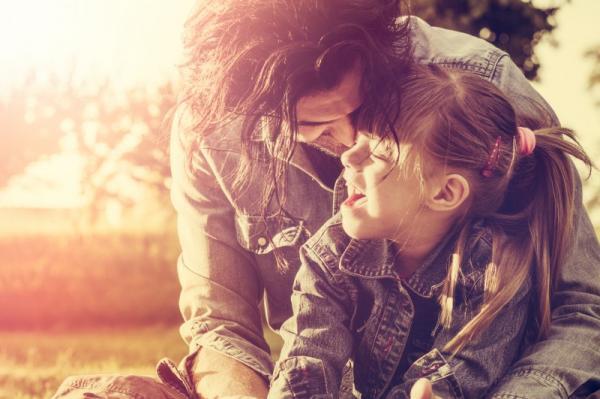 【衝撃】恋愛でいつも失敗ばかり…その原因、父親との関係が影響しているかも！