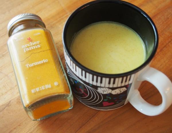 【ダイエット効果も!?】海外で話題の「ターメリックラテ」を飲んでみた！