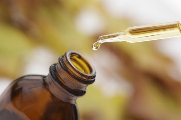 【肌サラサラぷるんっ】ベタつく夏こそ取りいれたい！美容オイル3選