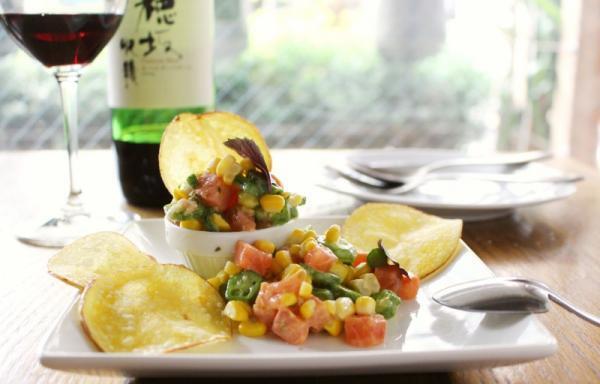 シェフ考案の夏つまみ！2stepでできるサーモンと夏野菜のタルタル