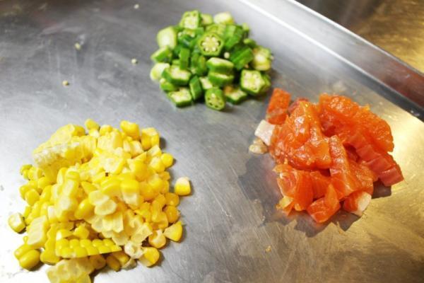 シェフ考案の夏つまみ！2stepでできるサーモンと夏野菜のタルタル