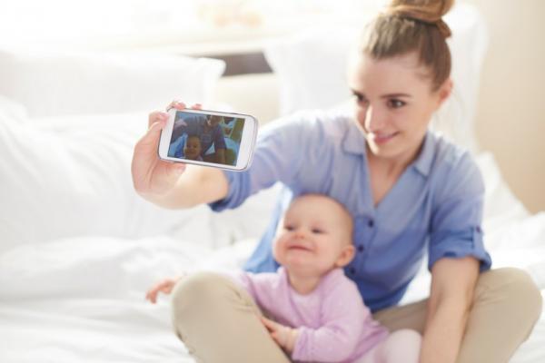 「可愛いんだもん！」友達の子ども待ち受けにする独女、どう思われてる？