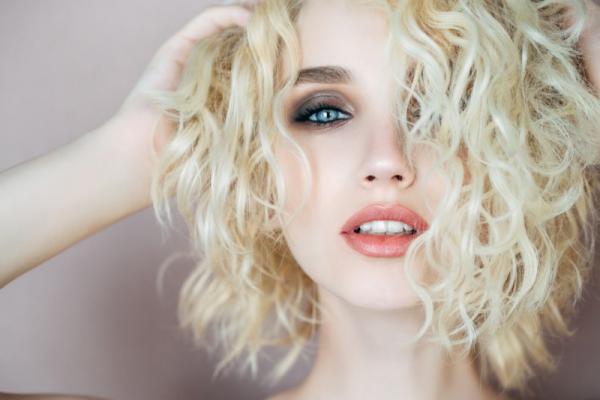 【質感コスメの最前線】「アイグロス」で艶めく目元を手に入れよ！