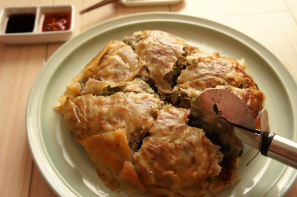 フライパンサイズのBIGな”ピザ餃子”って？【餃子女子必見】