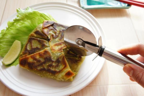 フライパンサイズのBIGな”ピザ餃子”って？【餃子女子必見】