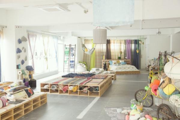 布アイテムだけでおしゃれ部屋に！【パパッとできる模様替え術】