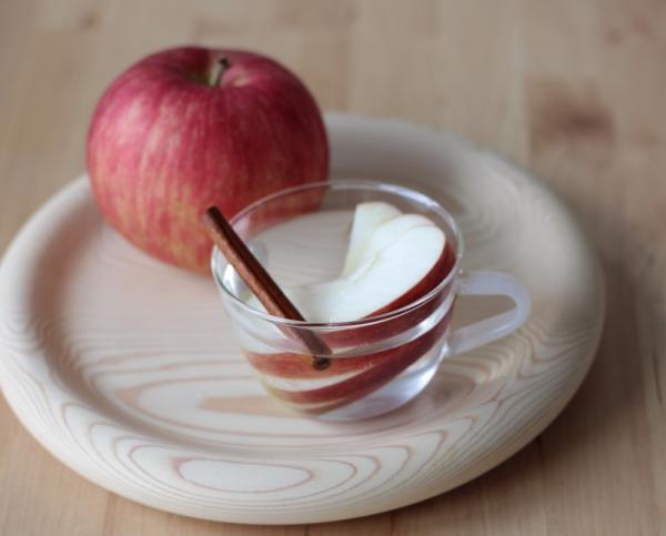 お湯に入れるだけ！美容効果も◎なアップルシナモン白湯