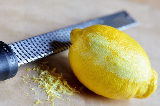 かけるだけでリッチな味に！レモンの皮の意外な使い道とは？