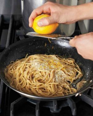 かけるだけでリッチな味に！レモンの皮の意外な使い道とは？