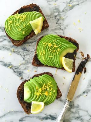 かけるだけでリッチな味に！レモンの皮の意外な使い道とは？