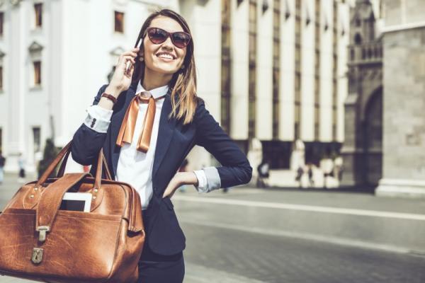 大事なビジネスシーンに！知的でインパクト大の【政治レディーファッション】3選