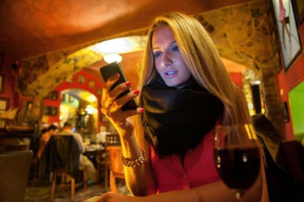 酔っ払った勢いで元彼にメール・・・朝の後悔を防いでくれるアプリがあった！