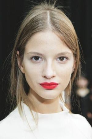 作りすぎはNG！自眉を生かした【ナチュラル眉毛】で旬顔に