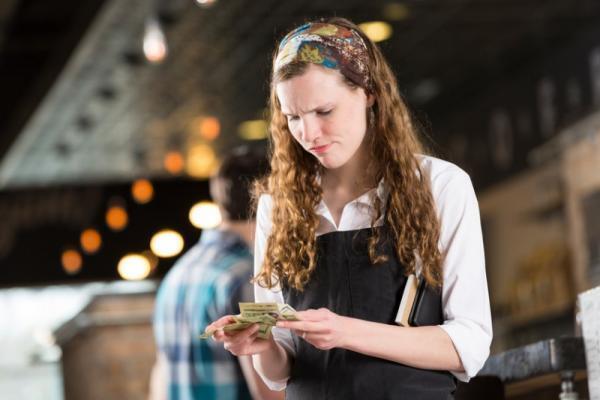 海外で”ケチ”と思われないために！改めて学びたいチップのマナー