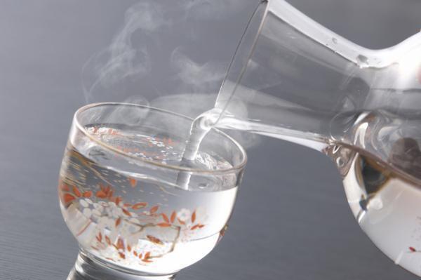 お酒を飲んで美人になれる？自宅で日本酒を楽しもう！