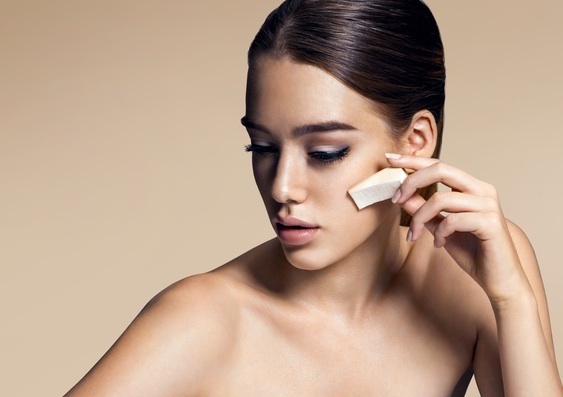 ファンデ前にチーク!? 最強のモテ顔を作る、最新すっぴん風メイクって？