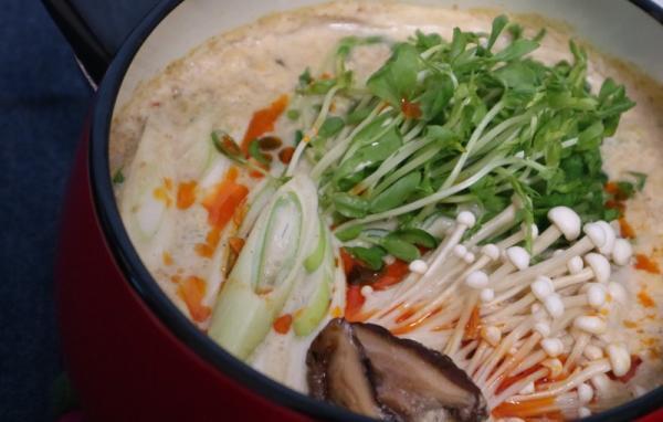 鍋ダイエット！肉なしでも大満足【豆乳の白ごま担々麺レシピ】