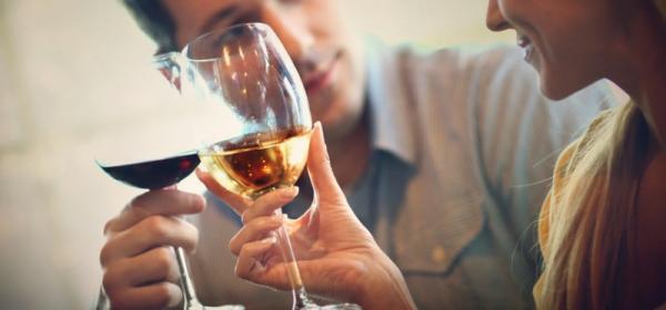 忘年会前に必見！恋愛上手の女子が飲み会で注文しているアルコール3選