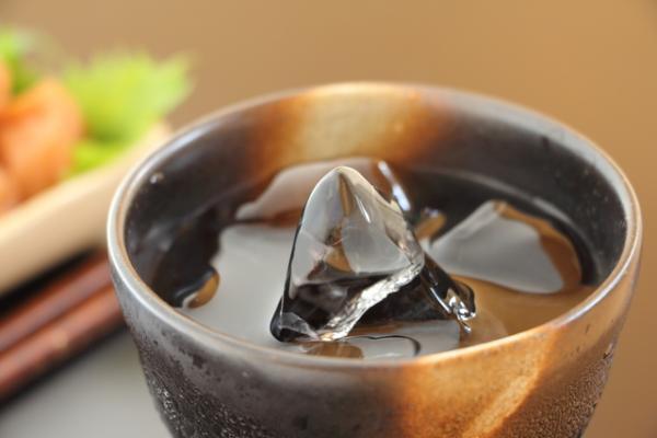 忘年会前に必見！恋愛上手の女子が飲み会で注文しているアルコール3選