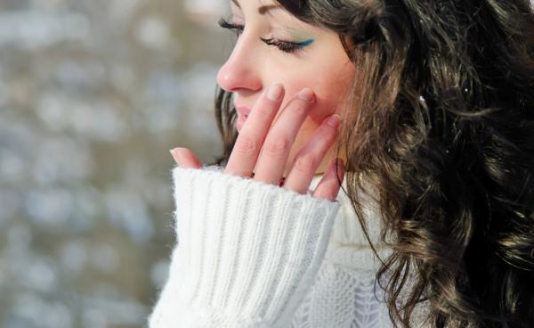 乾燥や寝不足で疲れた肌をパパっと隠せる！とっさのお役立ちコスメ3選