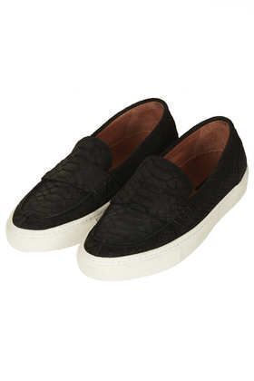 1度ハマったらやめられない！超楽チンなのにエレガントな「オトナ流スニーカースタイル」