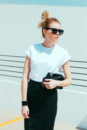 ファッションの専門家が明かす「超シンプルなTシャツ」をエレガントに着こなす方法