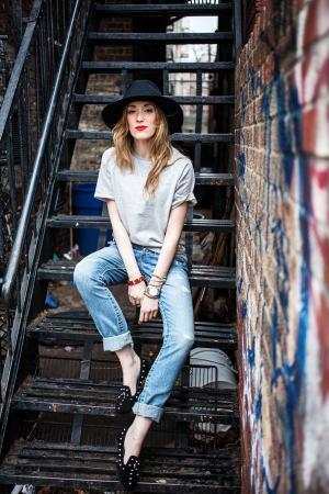 ファッションの専門家が明かす「超シンプルなTシャツ」をエレガントに着こなす方法