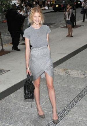 ファッションの専門家が明かす「超シンプルなTシャツ」をエレガントに着こなす方法