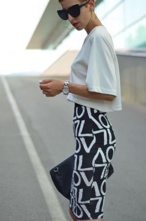 ファッションの専門家が明かす「超シンプルなTシャツ」をエレガントに着こなす方法