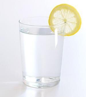 なぜ水を飲むだけで体重が減るのか？話題の水ダイエットがおすすめ！