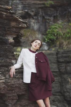 モードもカジュアルも自由自在！大人の旬カラー「バーガンディ」の着回し術