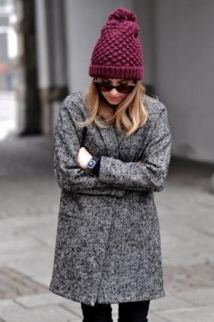 モードもカジュアルも自由自在！大人の旬カラー「バーガンディ」の着回し術