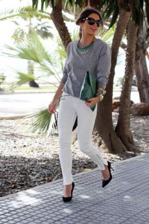 マンネリファッションが見違える！定番「グレー」を秋の旬カラーでアップデート