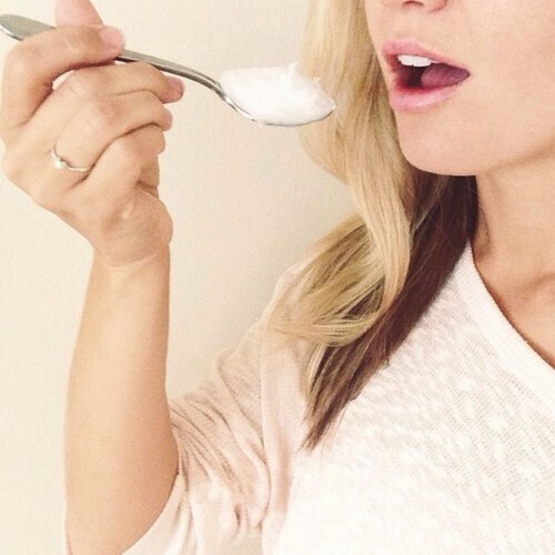 口のなかで油をぶくぶく15分！デトックス＆美容効果のオイルプリング入門