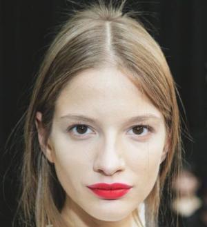 忘年会や新年会で好印象！シンプルワンピを今年顔に変身させて