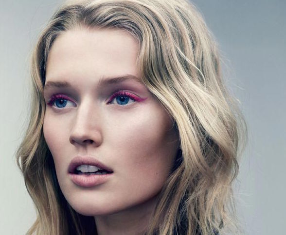 忘年会や新年会で好印象！シンプルワンピを今年顔に変身させて