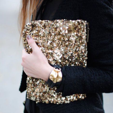 忘年会や新年会で好印象！シンプルワンピを今年顔に変身させて