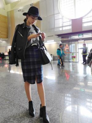 実は老けて見えていた!？流行ひざ下タイトスカート冬のNGコーデと解決法