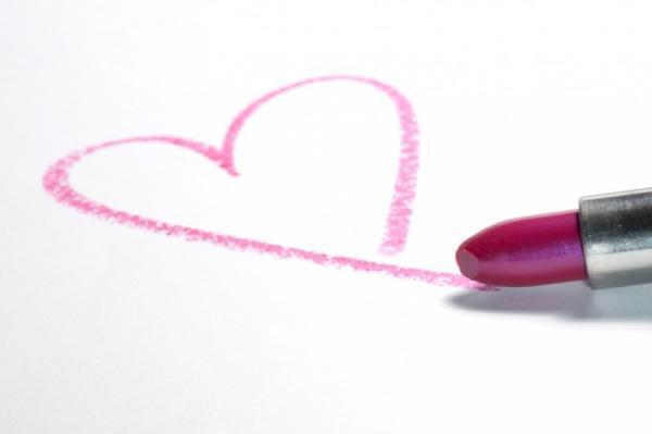 カバーしながら肌には優しい!? 30代からの美容液ファンデって？