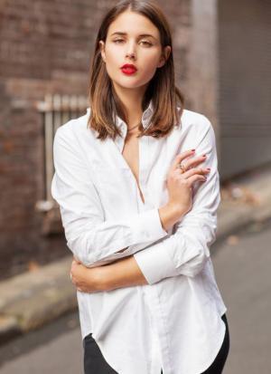 定番「白シャツ」の旬の着こなし方とは？一気にあかぬけオトナ女子に！