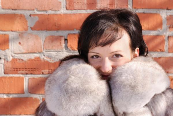 冬の厚着でも「健康的な色気」がある愛され女のファッションって？