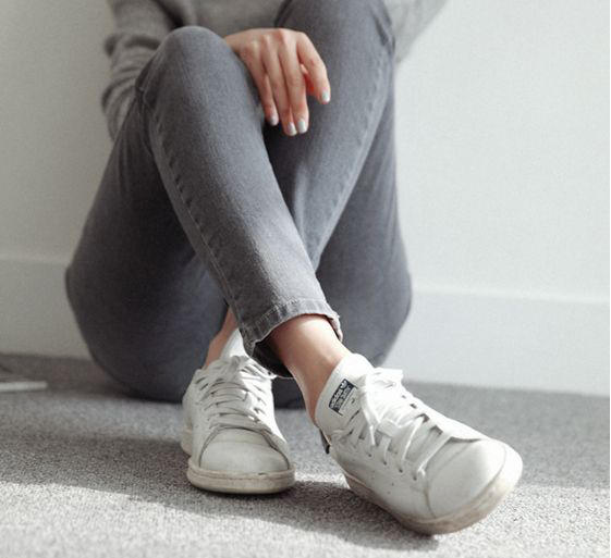 冬服に新鮮さを！アラサー女性が今絶対に買うべき「流行スニーカー」とは？