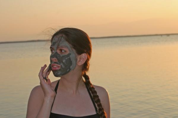 【えっ?それ、泥だけど！】セレブの間で大流行の「クレイを飲む」美容法とは