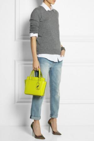 気になるヒップやお腹をカバーして「タイトパンツ」を着こなす方法