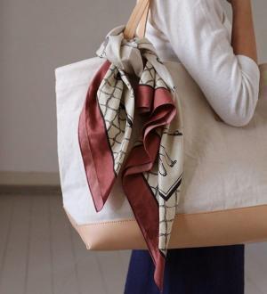 今春はスカーフが大注目！「さりげないのにオシャレ」に見えるスカーフの使い方って？